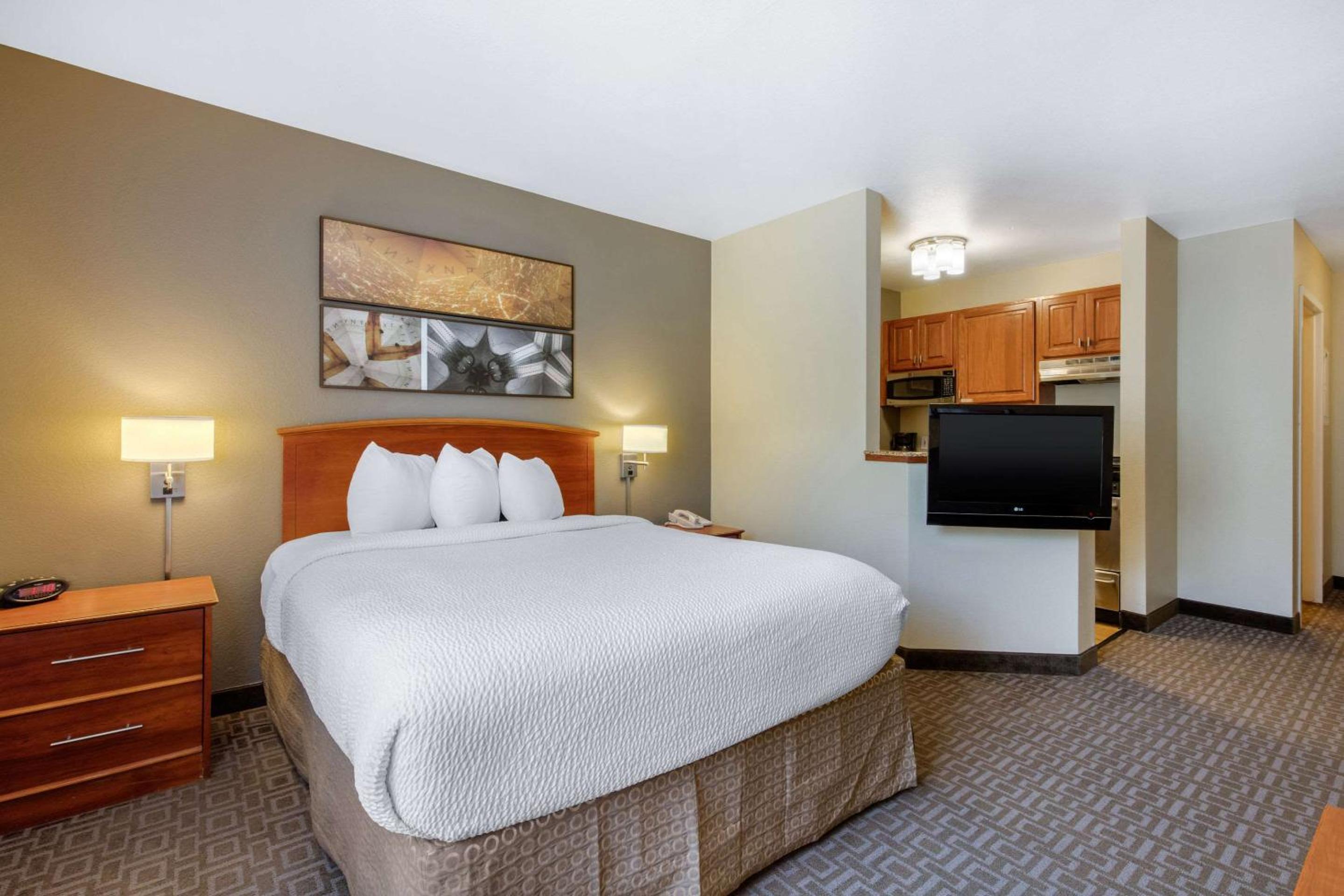 EFFICIENCY, QUEEN BED, ACCESSIBLE