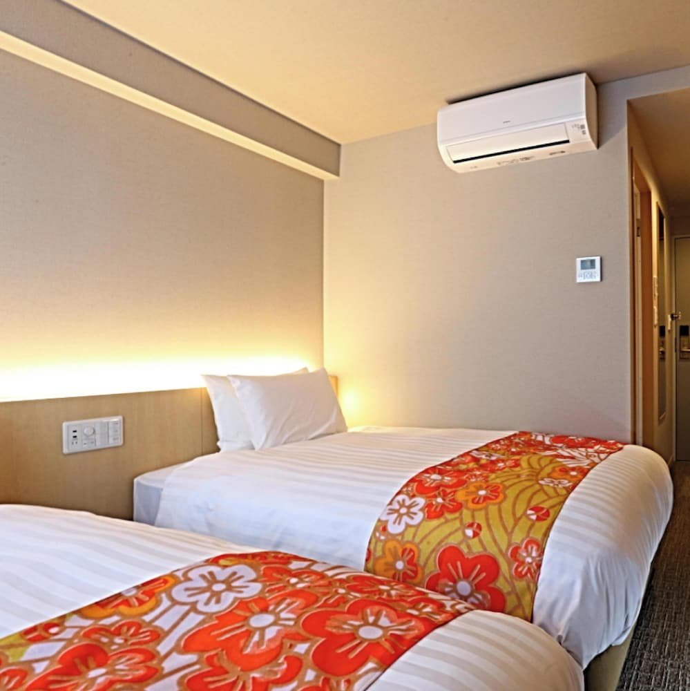 ROOM, TWIN BEDS