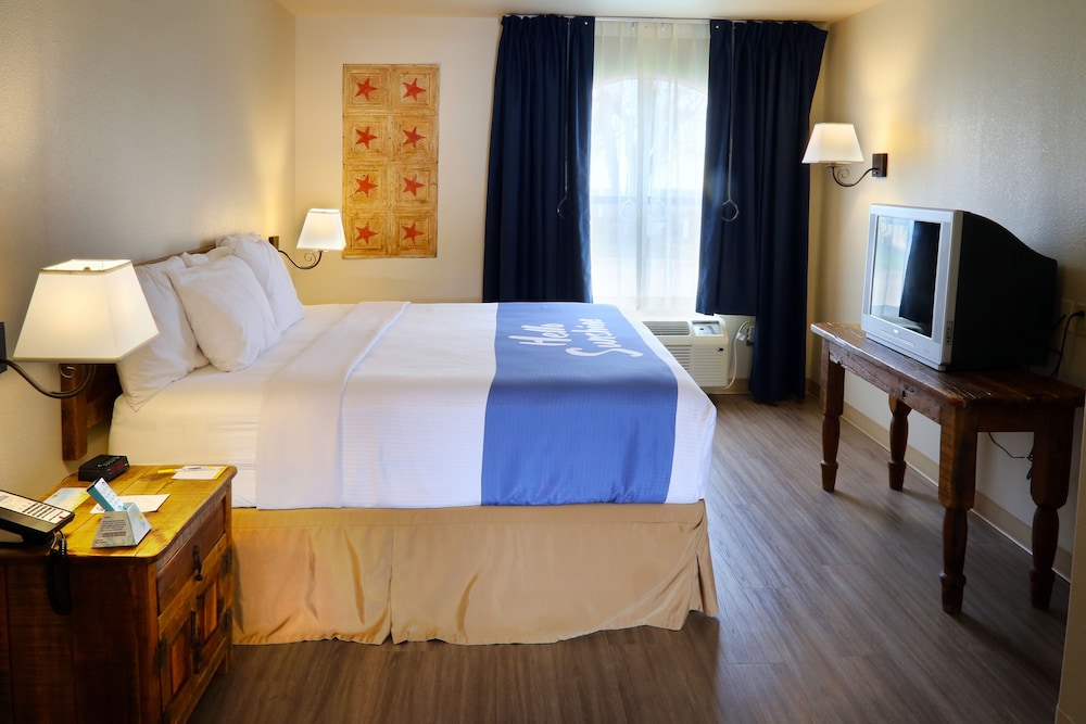 Days Inn Suites Llano 14/36