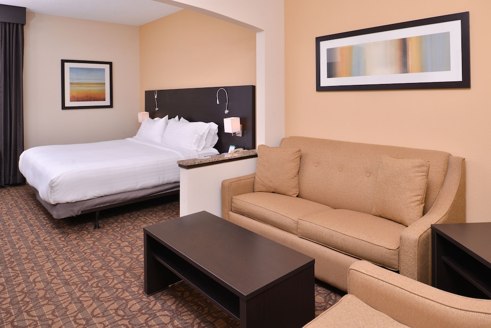 Holiday Inn Express Hotel and Suites Topeka West I-70 Wanamaker 28/62