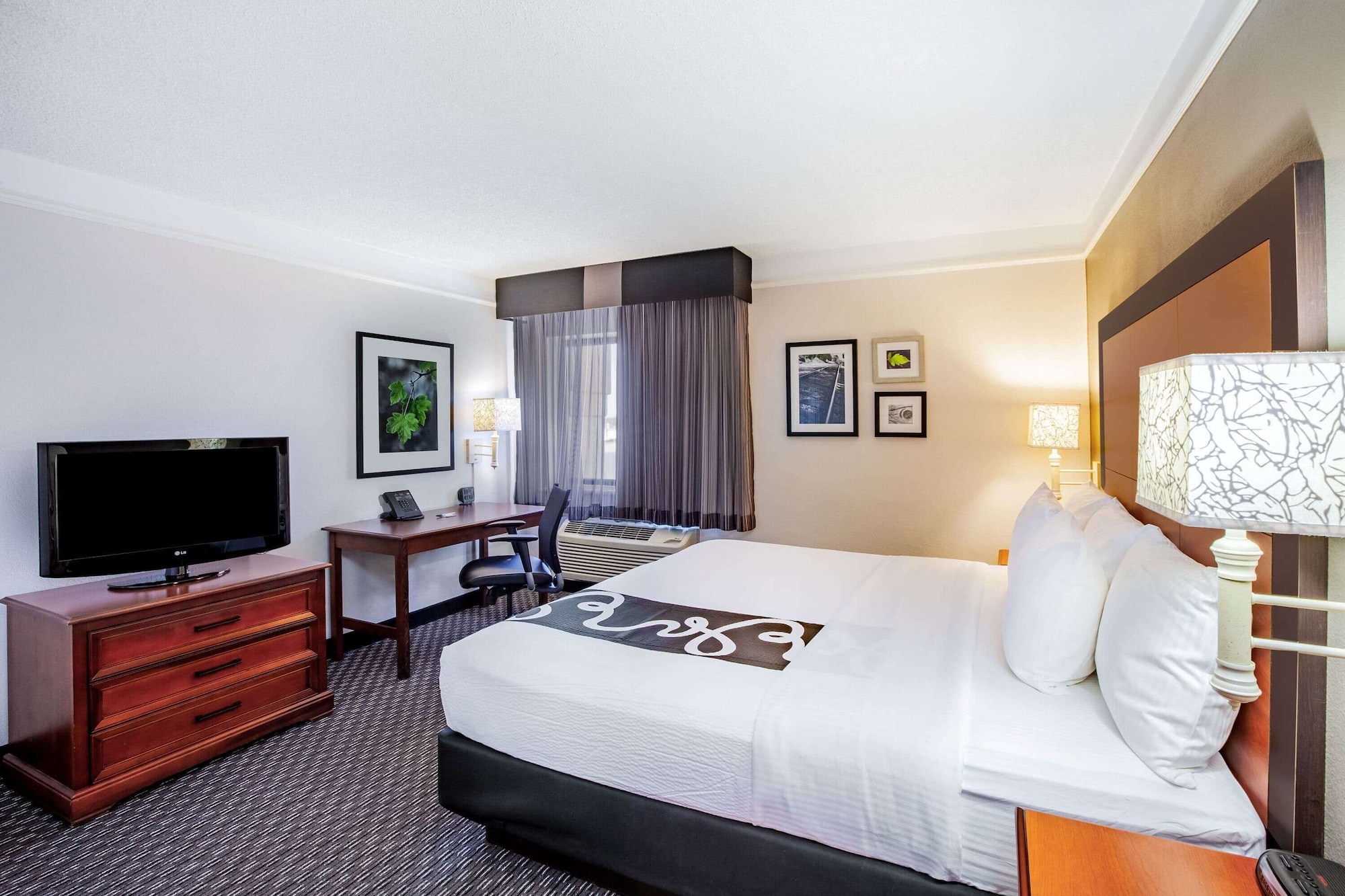 SUITE, KING BED, SOFA