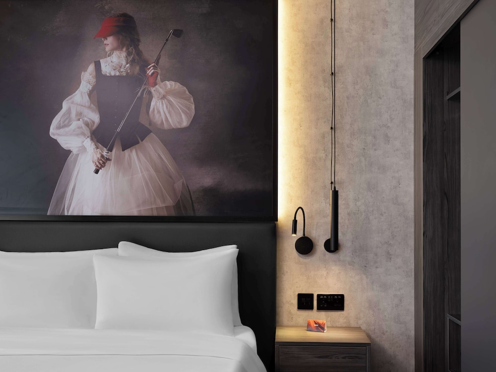 Radisson RED London Gatwick Airport 13/24
