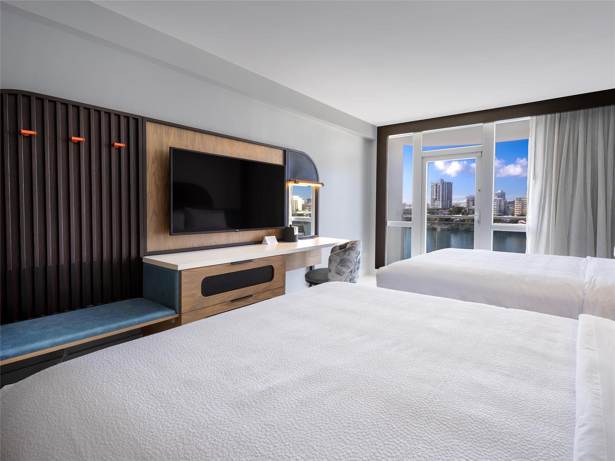 DELUXE, 2 QUEEN BEDS, BAY VIEW, BALCONY