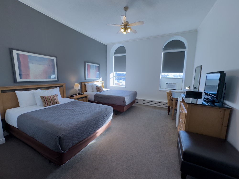Deluxe, 2 Queen Beds, Front View
