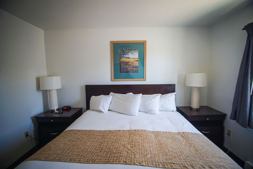 Travelodge by Wyndham Colorado Springs Airport/Peterson AFB 14/44