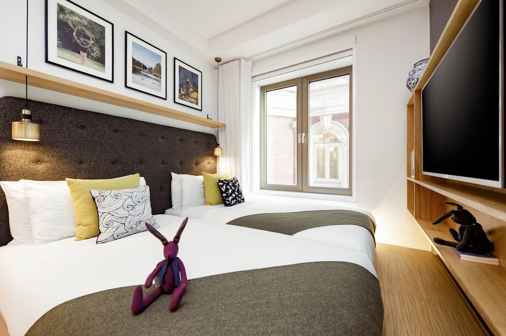 WILDE, STUDIO, TWIN BEDS