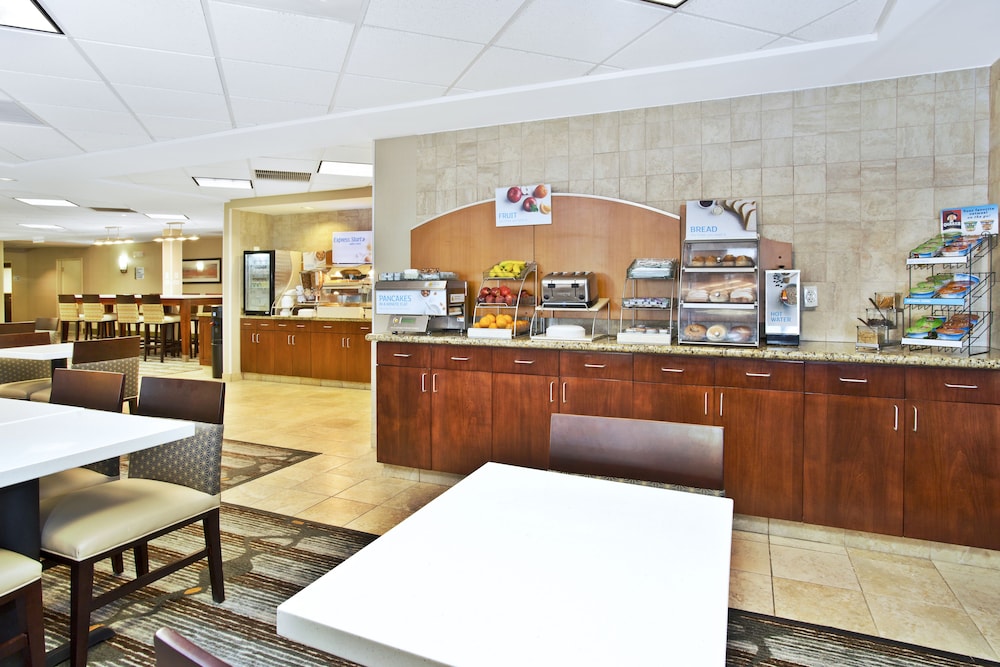 Holiday Inn Express Hotel And Suites Bradley Airport 50/74