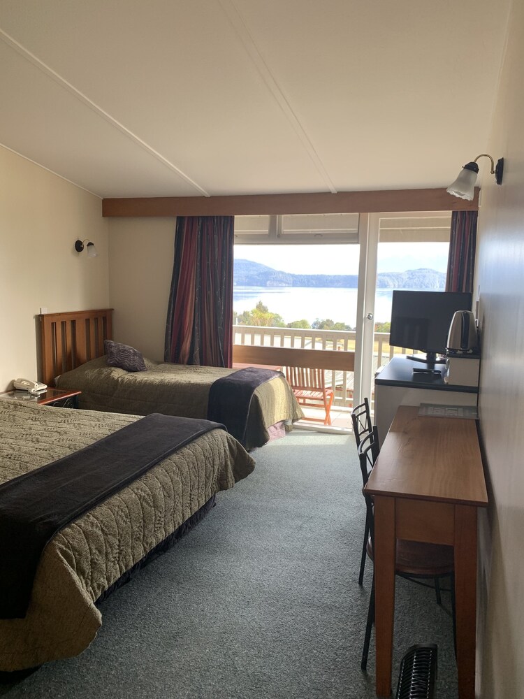 MANAPOURI LAKEVIEW MOTOR INN 14/69