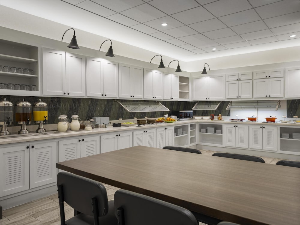 Hyatt Place West Des Moines/Jordan Creek 60/77
