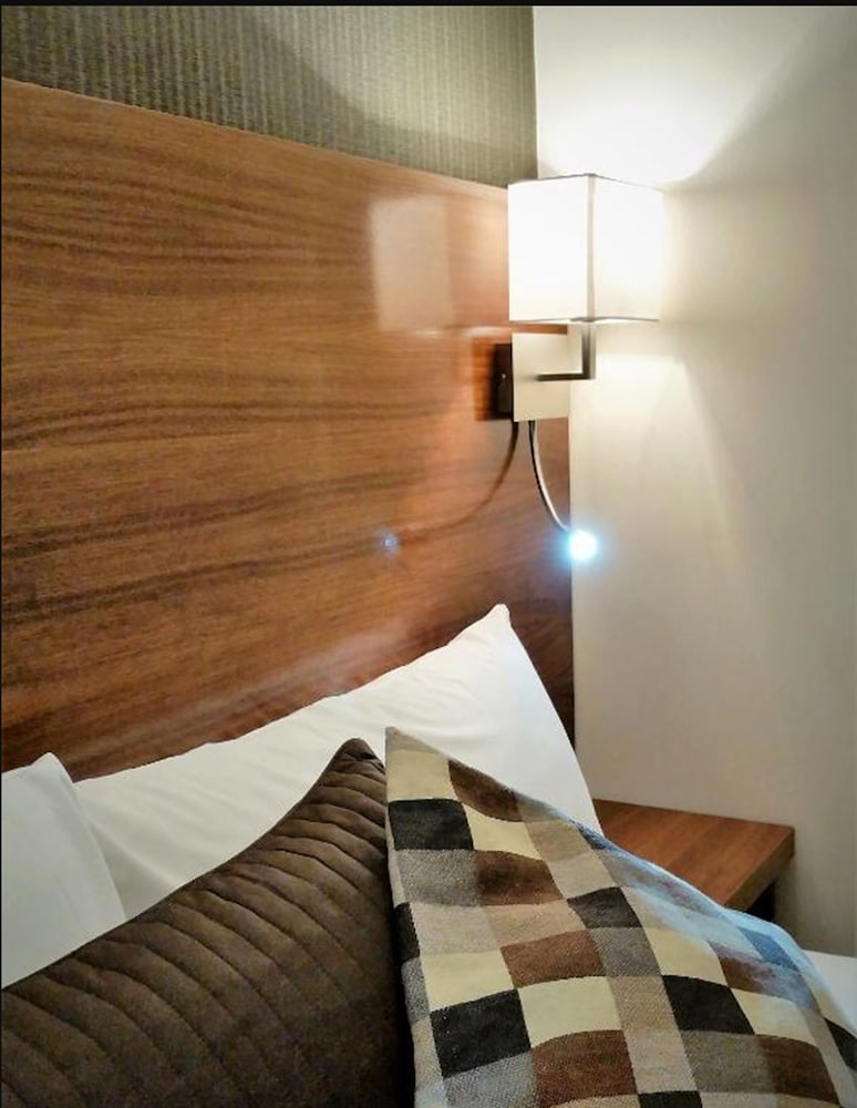Chester Hotel Victoria 24/65