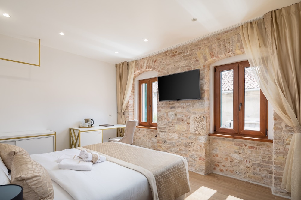 Le Premier Luxury Rooms 8/43