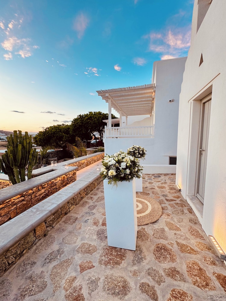 Sofos Suites 38/50