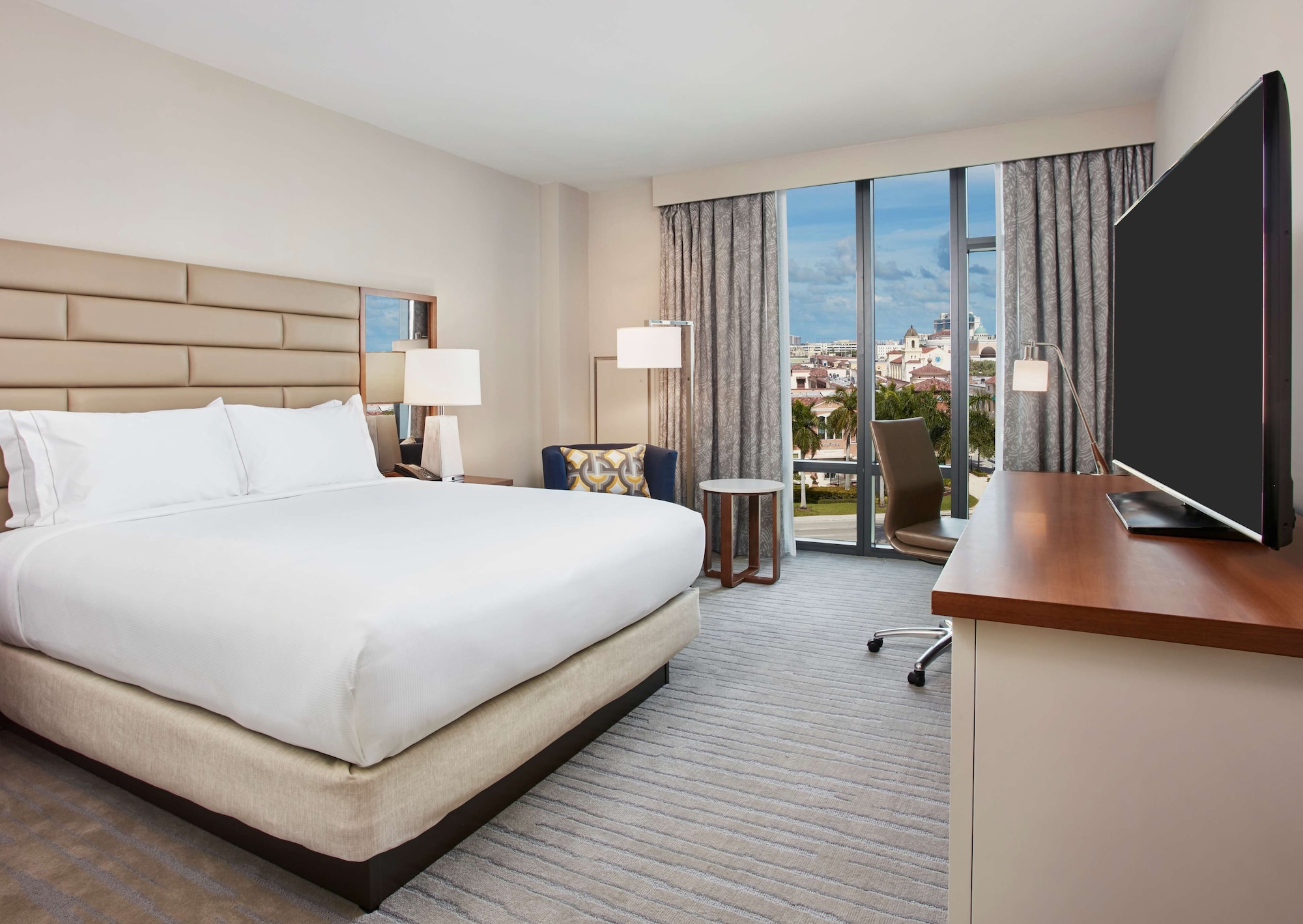 DELUXE, KING BED, POOL VIEW, ACCESSIBLE
