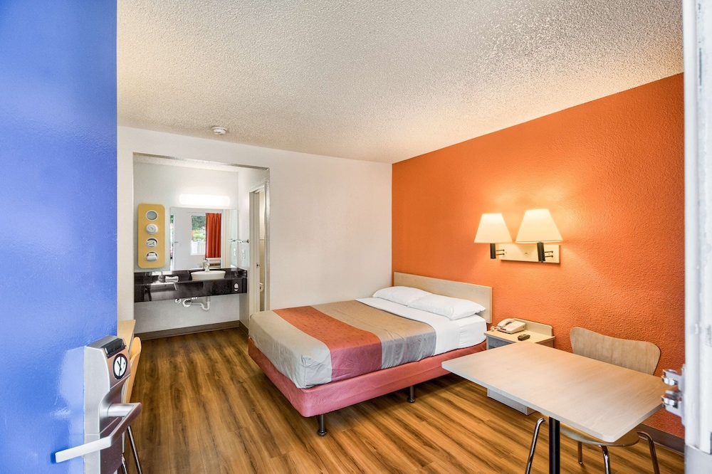 Motel6 Everett, WA - South 18/39
