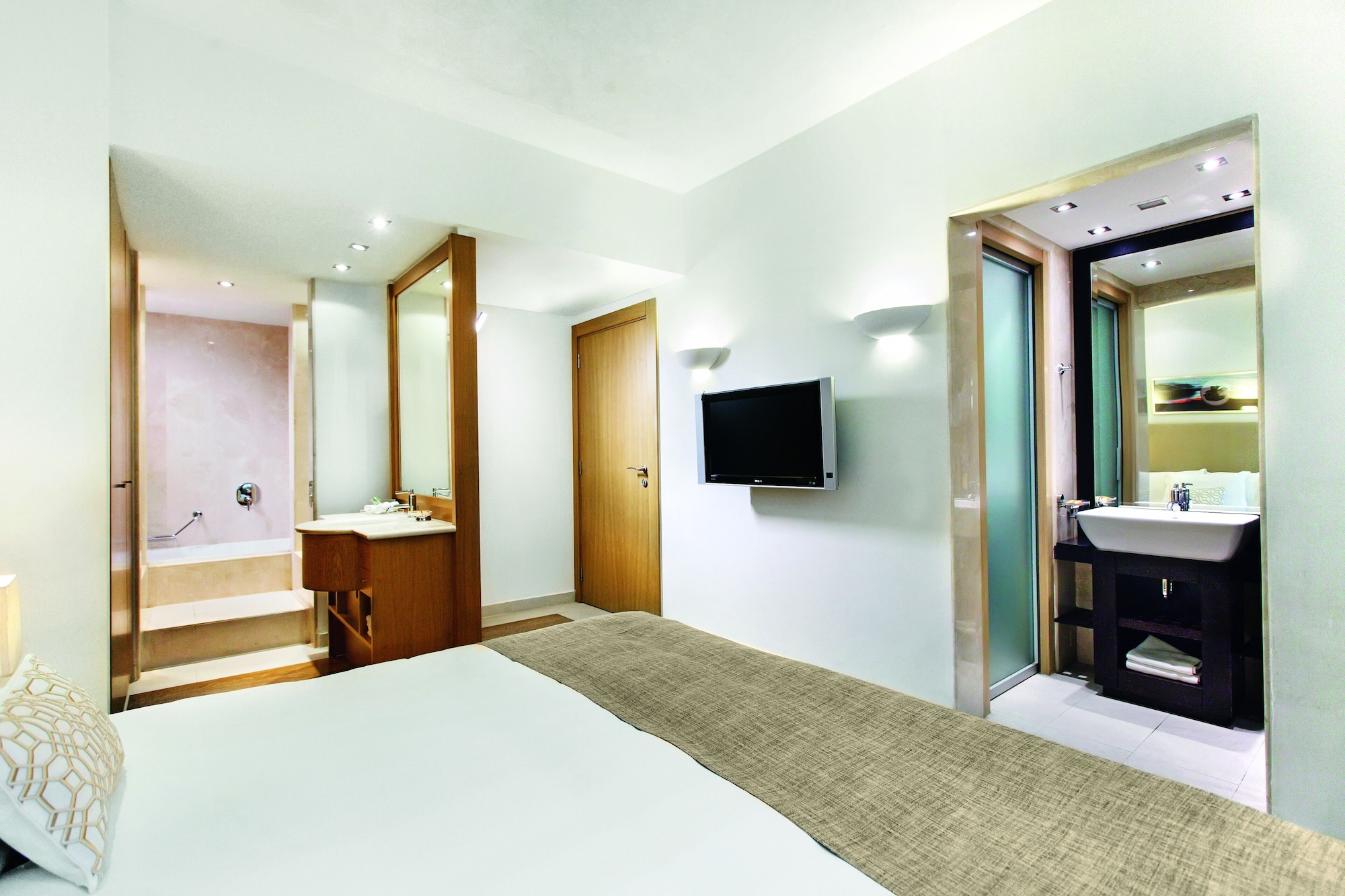 SUPERIOR, DELUXE, KING BED, CITY VIEW