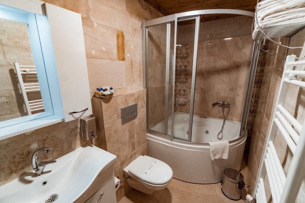Amber Cave Suites 74/76