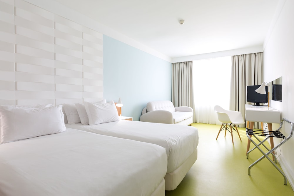 ROOM, TRIPLE
