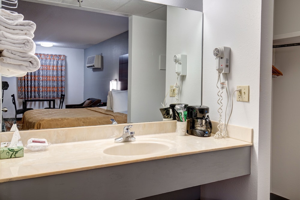 Howard Johnson by Wyndham Branson Theatre District 7/59