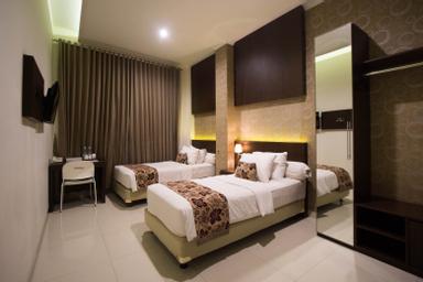 Super, Deluxe, Twin Beds
