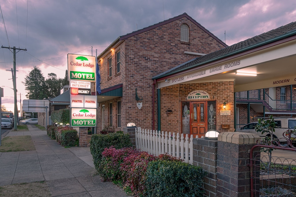 Cedar Lodge Motel 5/49