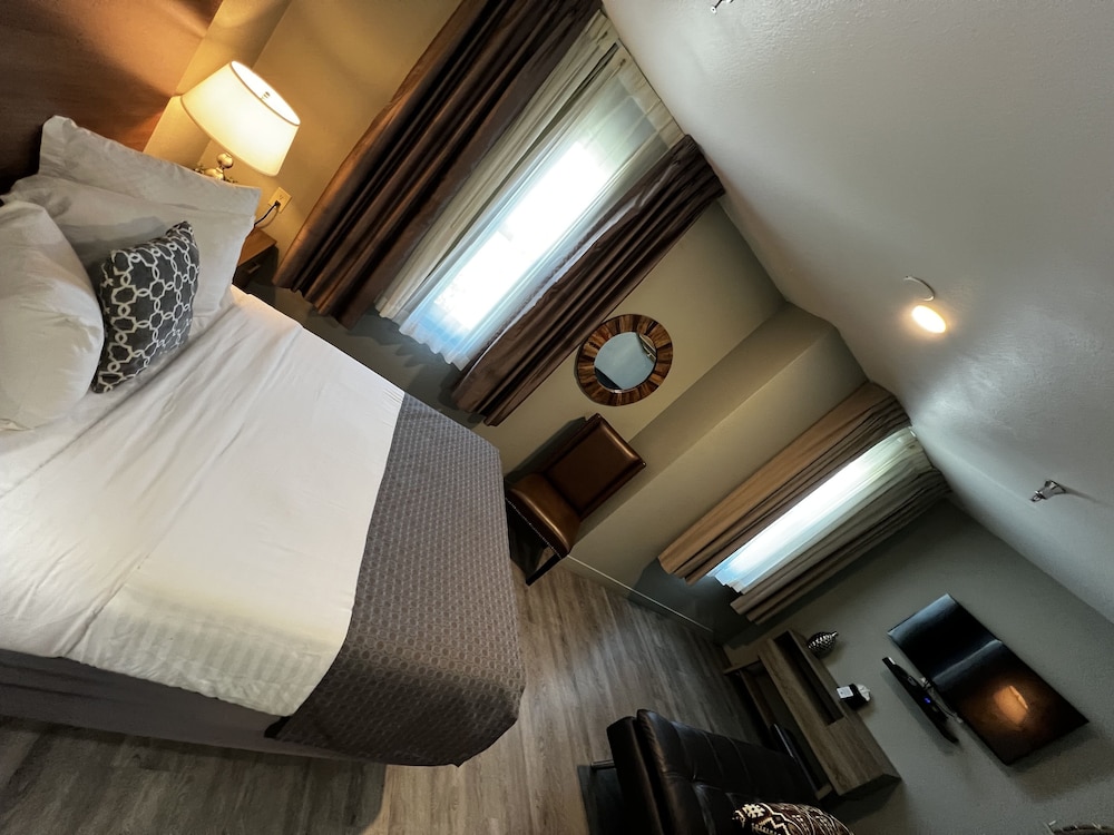 SUPERIOR, MURPHY BED, QUEEN BED