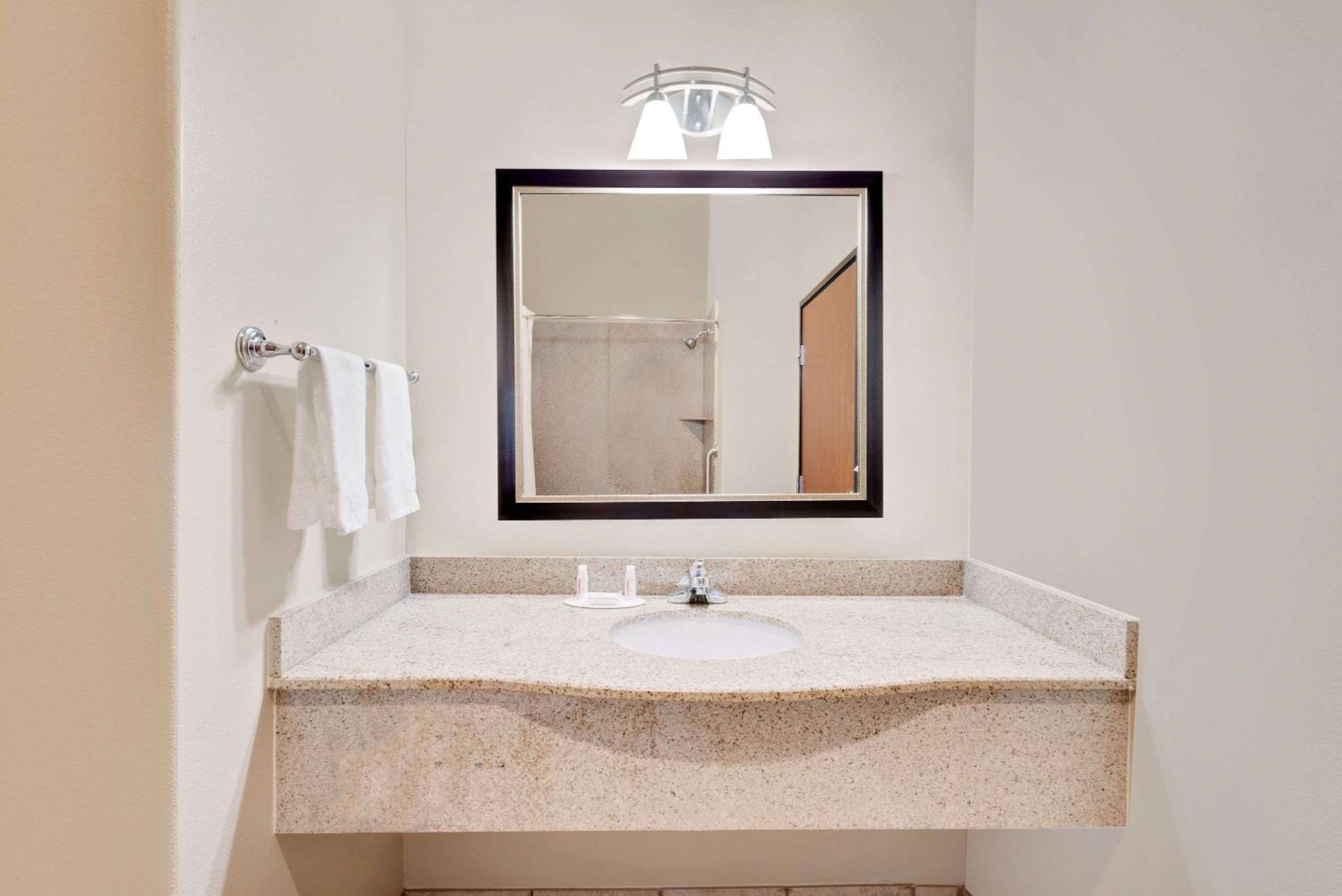 جناح استوديو رباعي، Sonesta Essential Hotels Odessa 2/2