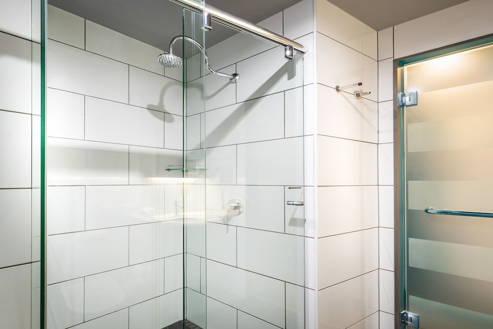 Essence Hotel Carlton 54/55