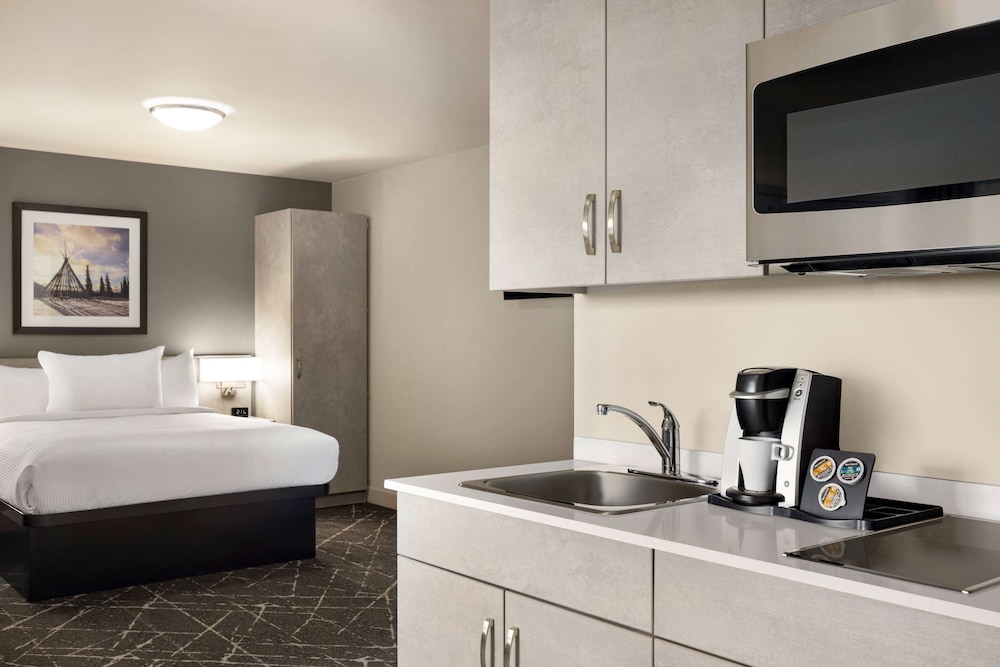 Microtel Inn & Suites Montreal Airport-Dorval QC 33/35