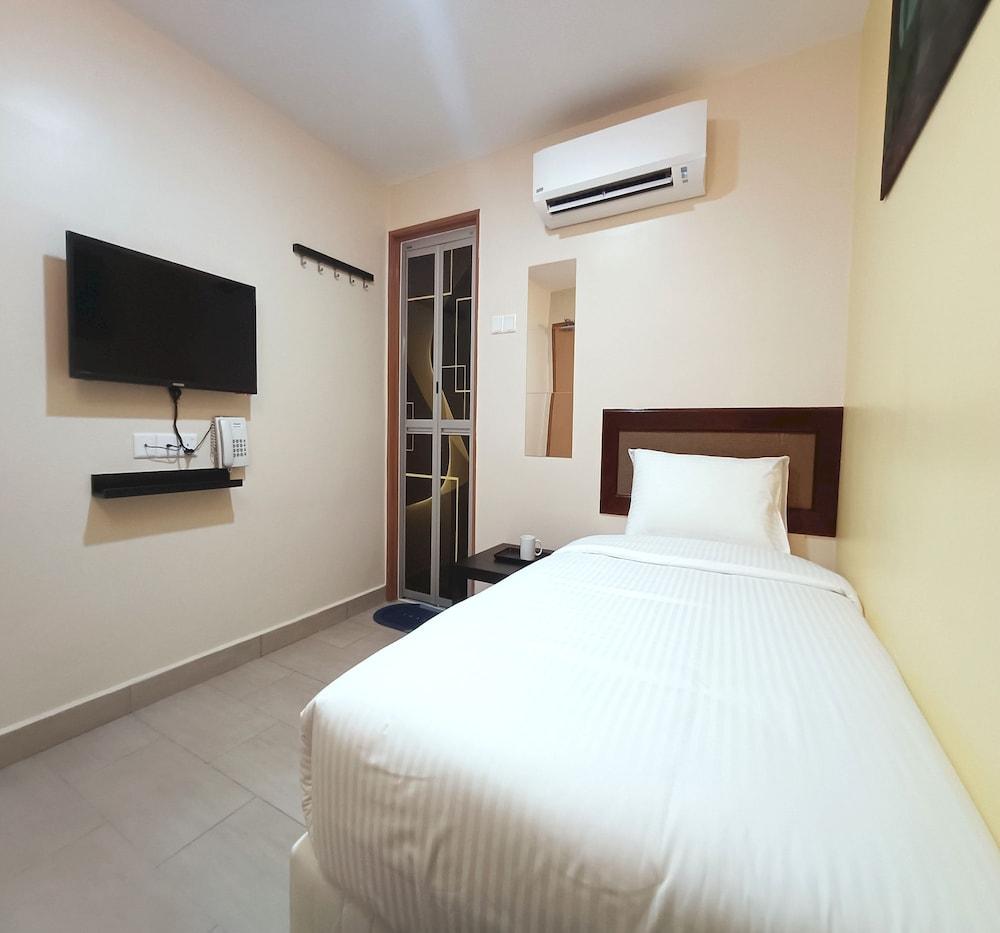 Capital O 90897 Island City Hotel 25/50