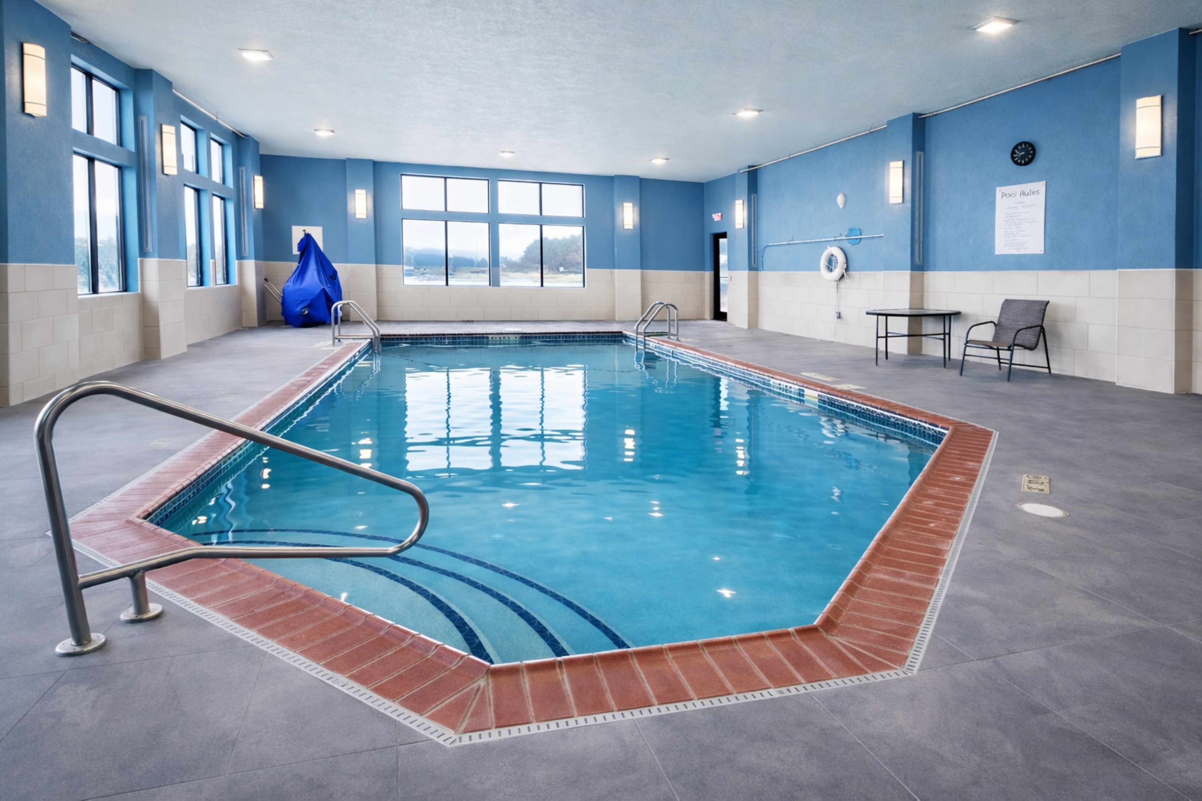 Holiday Inn Express Hotel Suites Winner 40/74