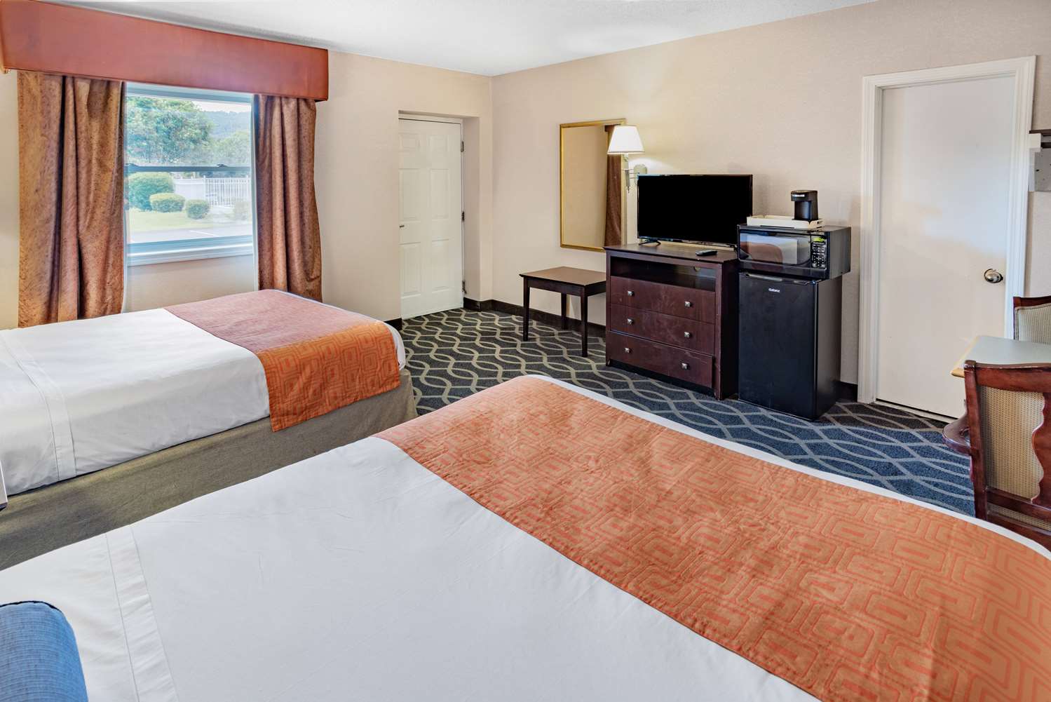 Howard Johnson by Wyndham Lenox 4/12
