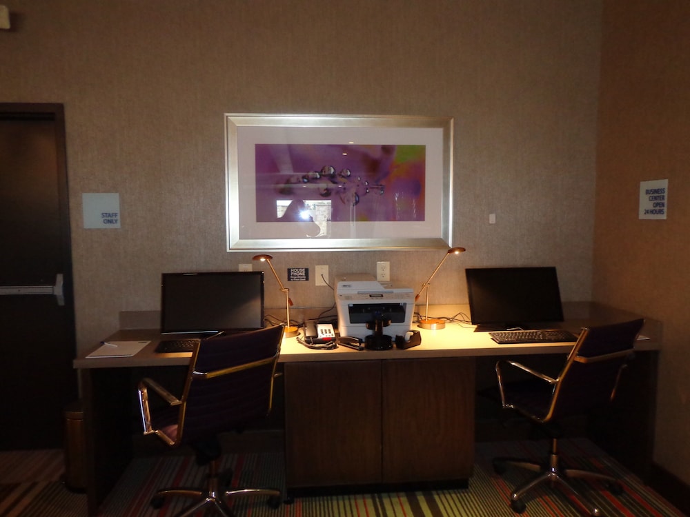 Holiday Inn Express Frisco Legacy Park Area 48/52