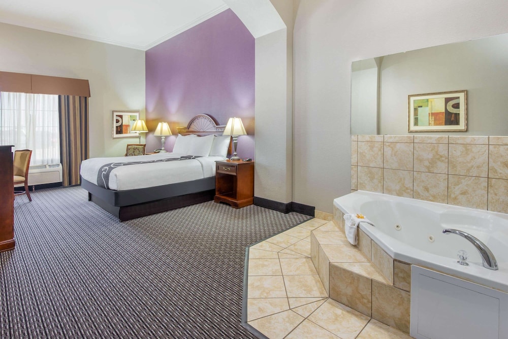 La Quinta Inn and Suites by Wyndham Gainesville 13/35