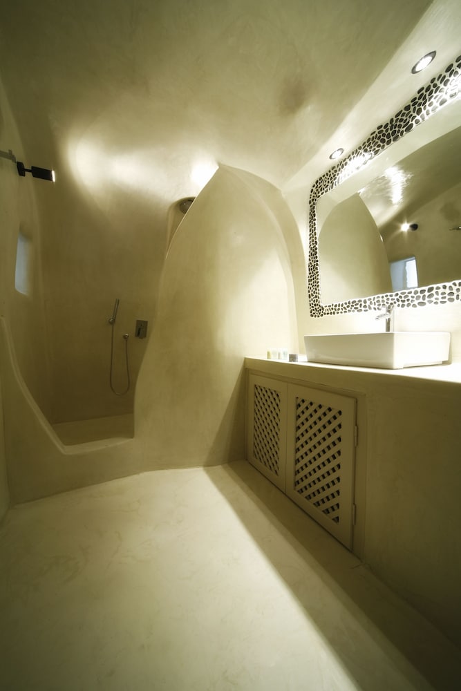 Chroma Suites 32/33