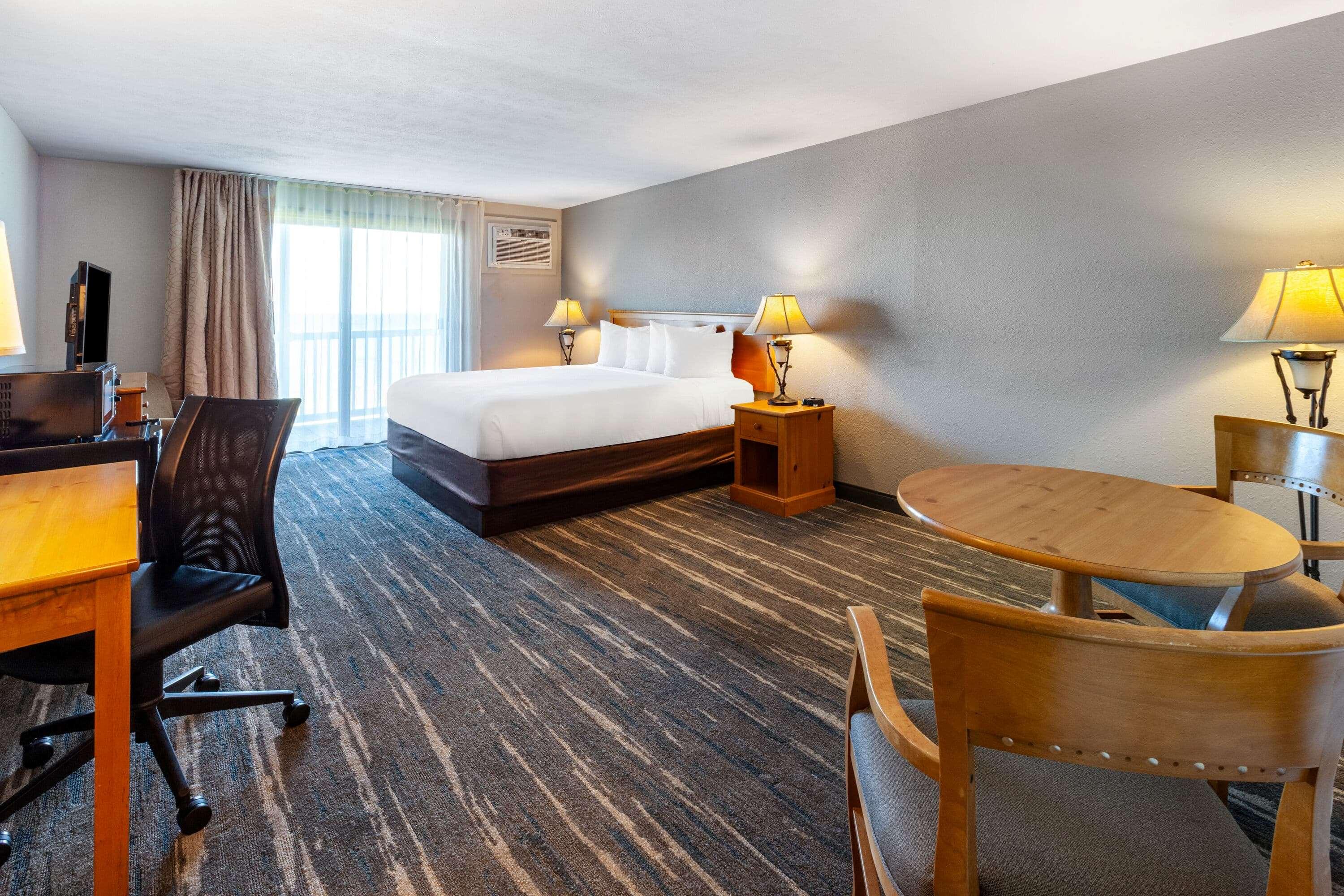 Room, King Bed, Lake Front, Balcony, Pool Building
