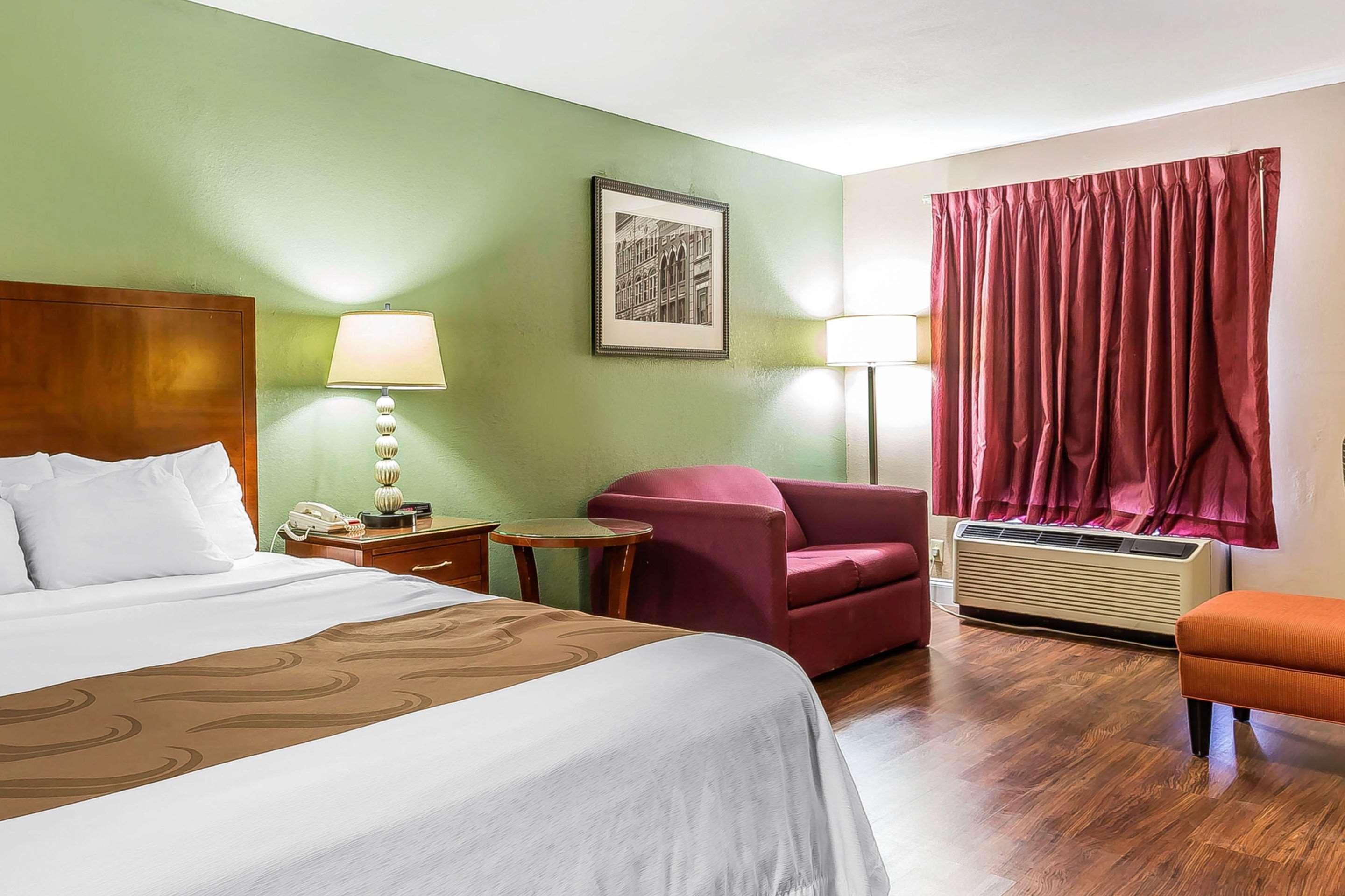 غرفة بسرير كينج، Quality Inn & Suites near Robins Air Force Base 3/6