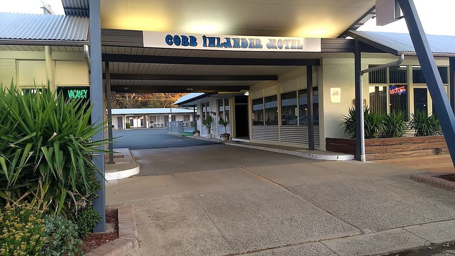 COBB INLANDER MOTEL 29/32