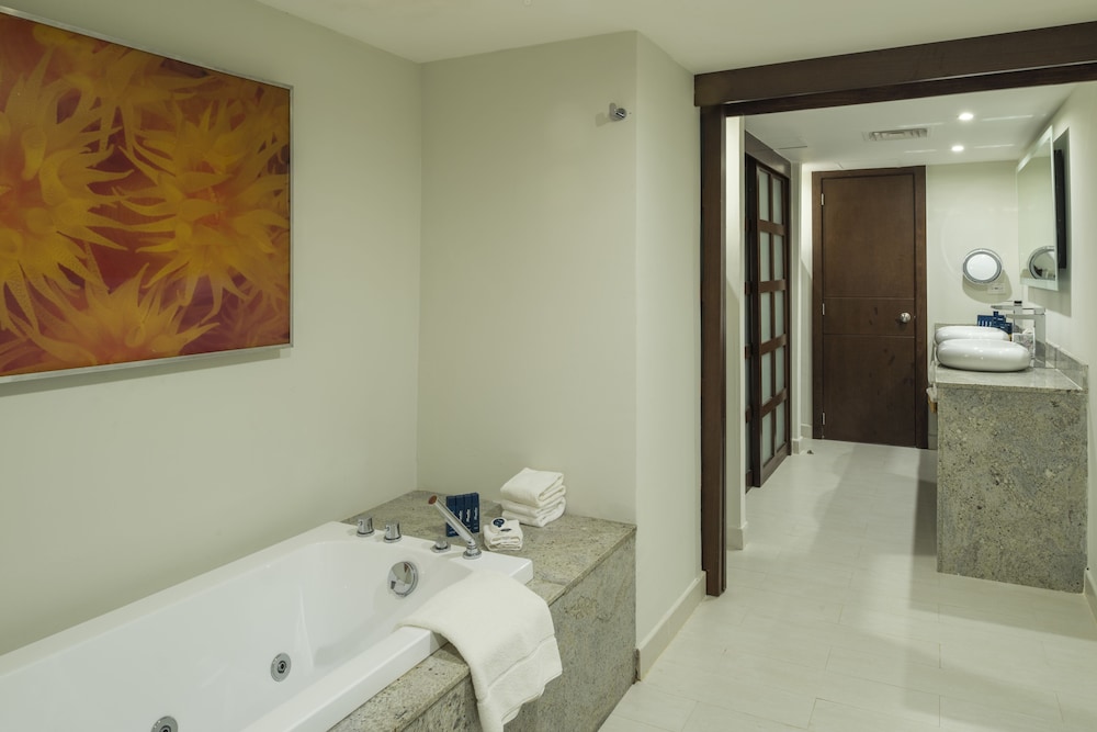 Resort Hideaway at Royalton Blue Waters, An Autograph Collection all Inclusive Resort Adults Only 15/31