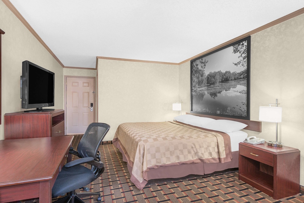 Spark by Hilton Maumee Toledo 6/37
