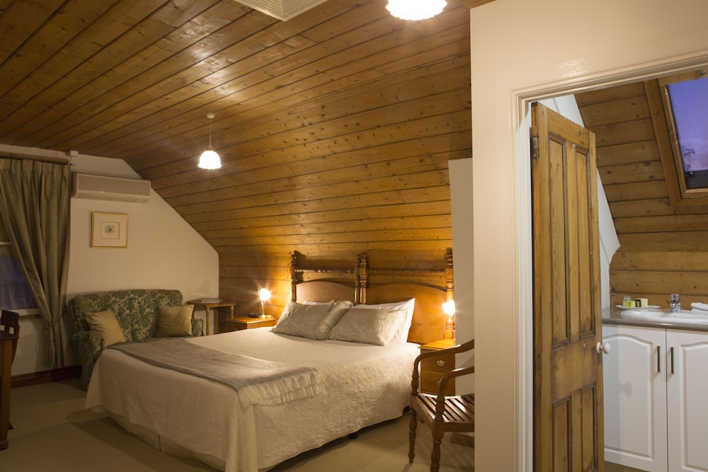 THE RACECOURSE INN 8/50