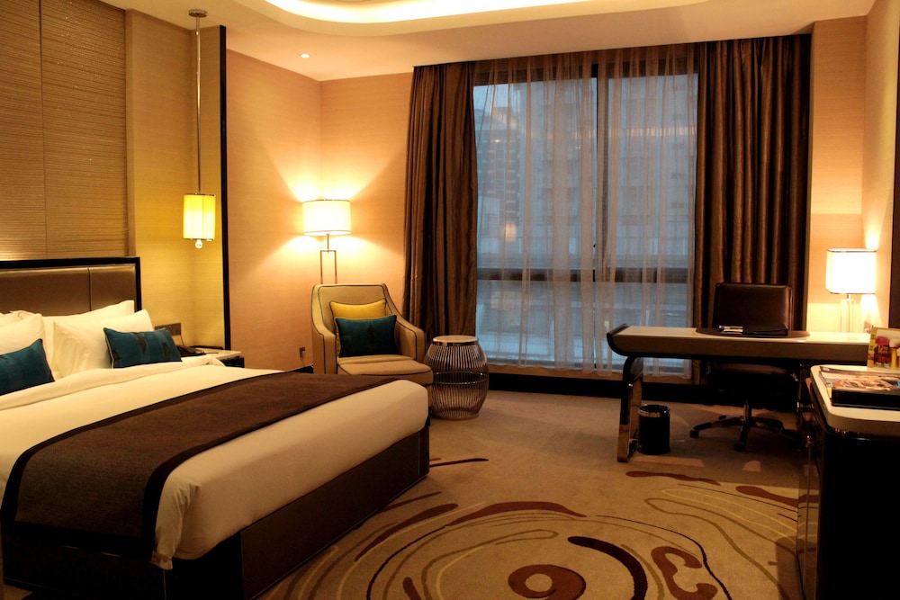 Pacific Regency Hotel Suites 36/70