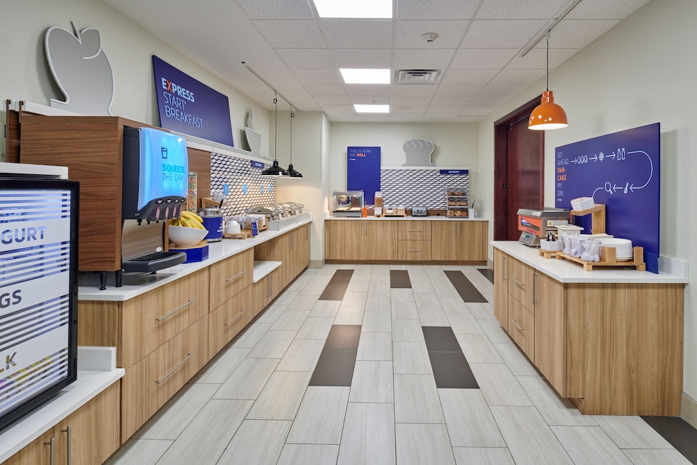 Holiday Inn Express and Suites El Paso East 10/59