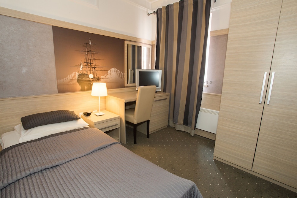 ROOM, SINGLE