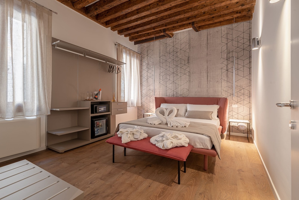 DELUXE, DOUBLE BED