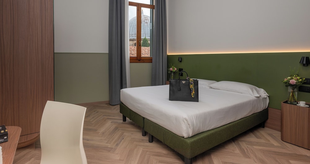 SUPERIOR, TWIN BEDS, CITY VIEW