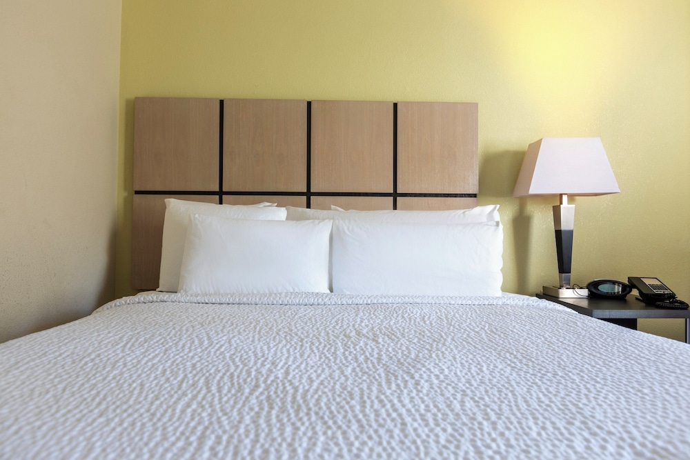 Candlewood Suites Colonial Heights Fort Lee 12/43