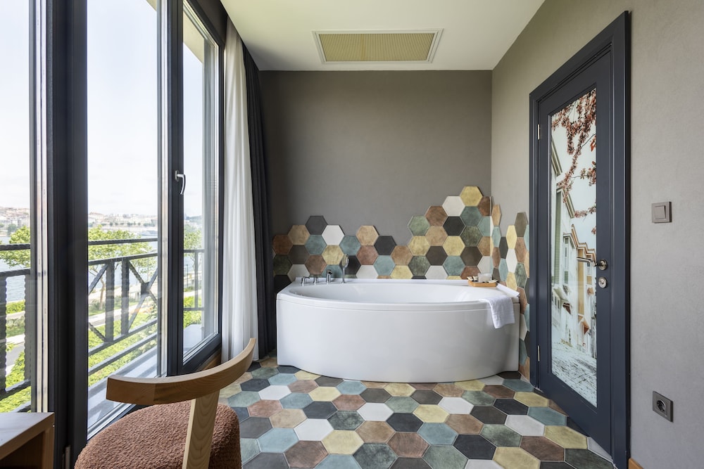 Petrion Hotel 10/50