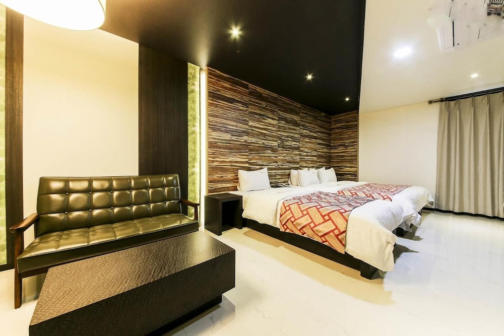 Elga Hotel 18/67