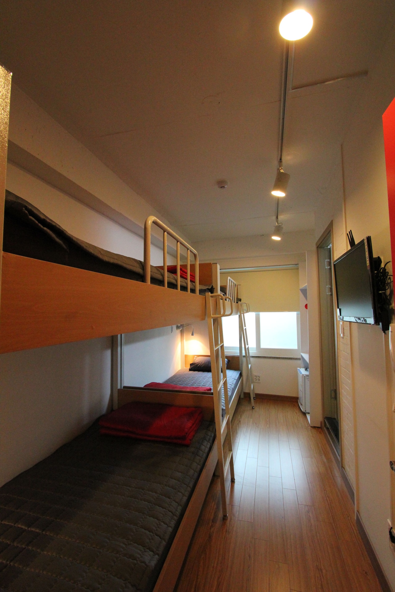 ROOM, 2 BUNK BEDS