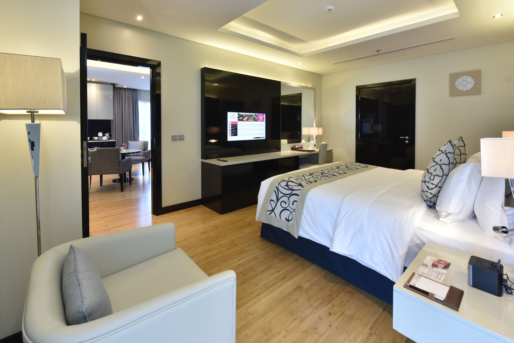Suite, King Bed, Pool Side, Smoking